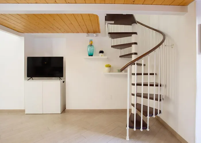 Апартаменты Cosy House Under The Arches In Old Town