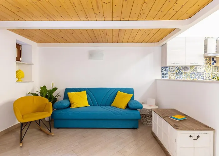 Апартаменты Cosy House Under The Arches In Old Town *