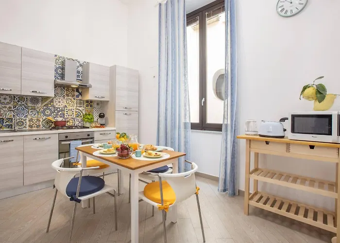 Апартаменты Cosy House Under The Arches In Old Town