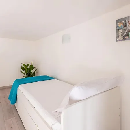 Cosy House Under The Arches In Old Town